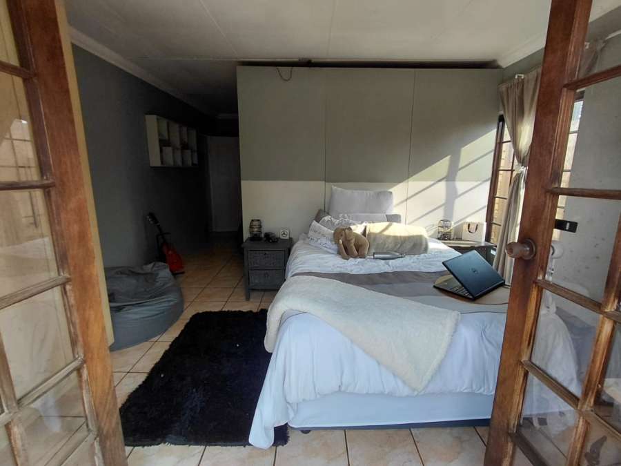 5 Bedroom Property for Sale in East Geduld Gauteng