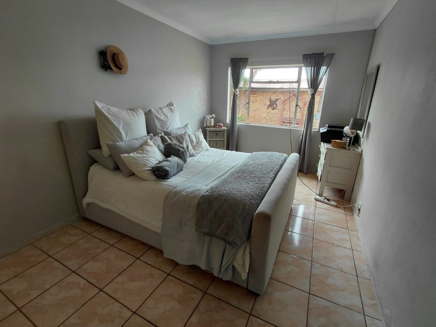 5 Bedroom Property for Sale in East Geduld Gauteng