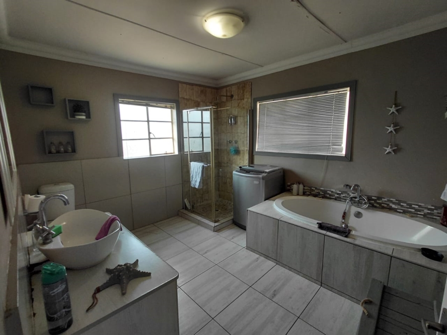 5 Bedroom Property for Sale in East Geduld Gauteng