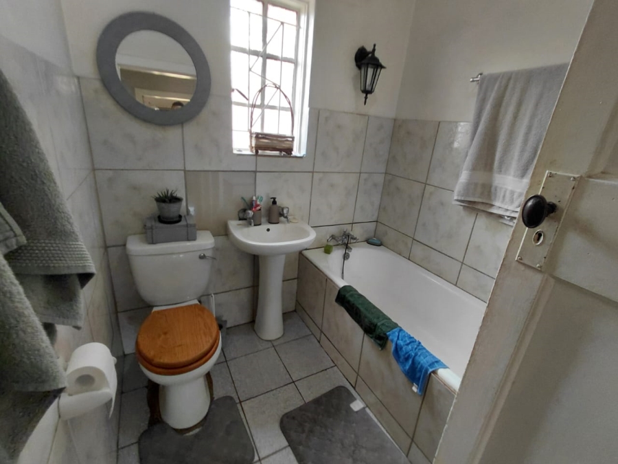 5 Bedroom Property for Sale in East Geduld Gauteng