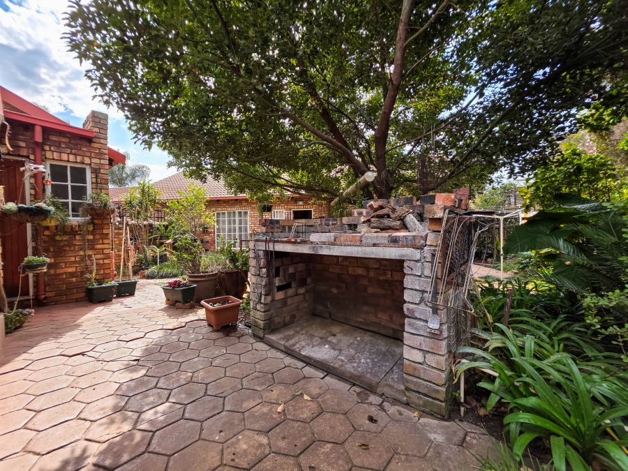 3 Bedroom Property for Sale in Faerie Glen Gauteng