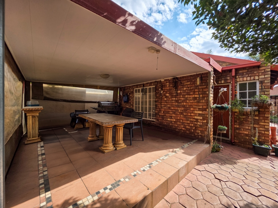3 Bedroom Property for Sale in Faerie Glen Gauteng