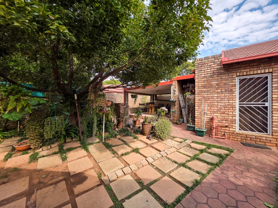 3 Bedroom Property for Sale in Faerie Glen Gauteng