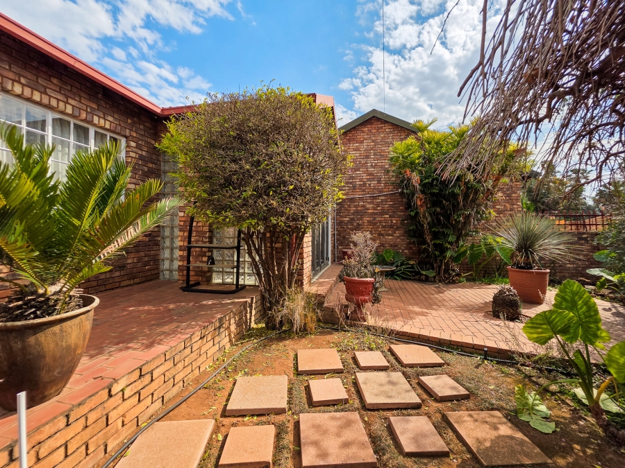 3 Bedroom Property for Sale in Faerie Glen Gauteng