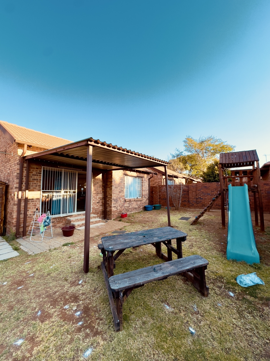 2 Bedroom Property for Sale in Noordwyk Gauteng
