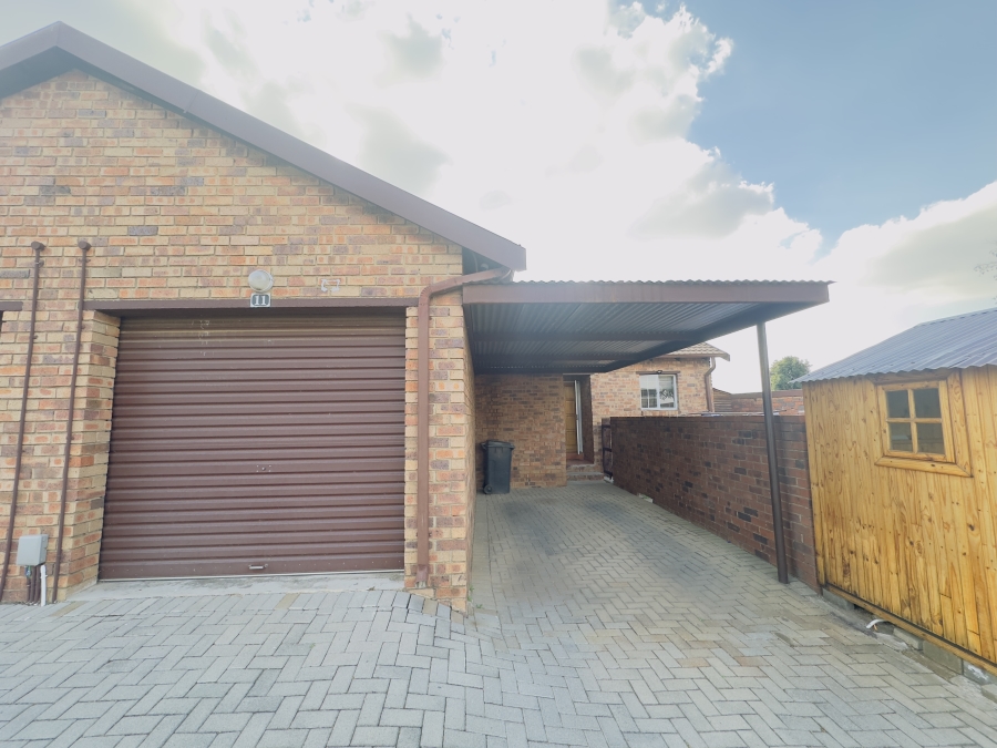 2 Bedroom Property for Sale in Noordwyk Gauteng