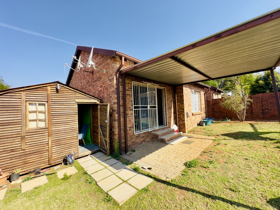 2 Bedroom Property for Sale in Noordwyk Gauteng