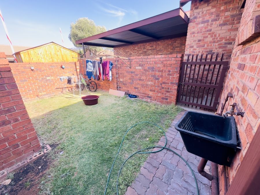 2 Bedroom Property for Sale in Noordwyk Gauteng