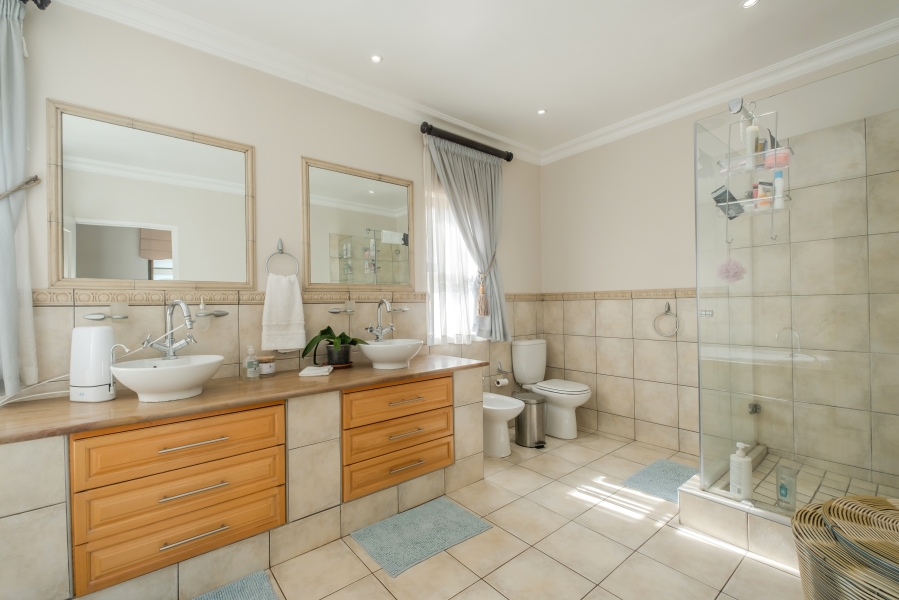 5 Bedroom Property for Sale in Waterkloof Ridge Gauteng