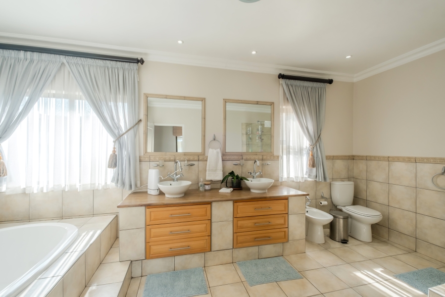5 Bedroom Property for Sale in Waterkloof Ridge Gauteng