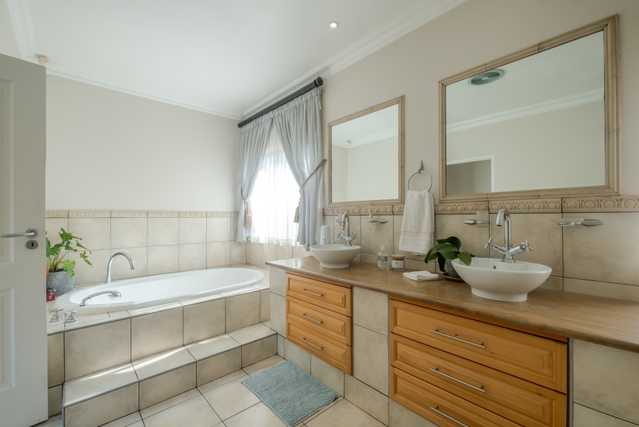 5 Bedroom Property for Sale in Waterkloof Ridge Gauteng