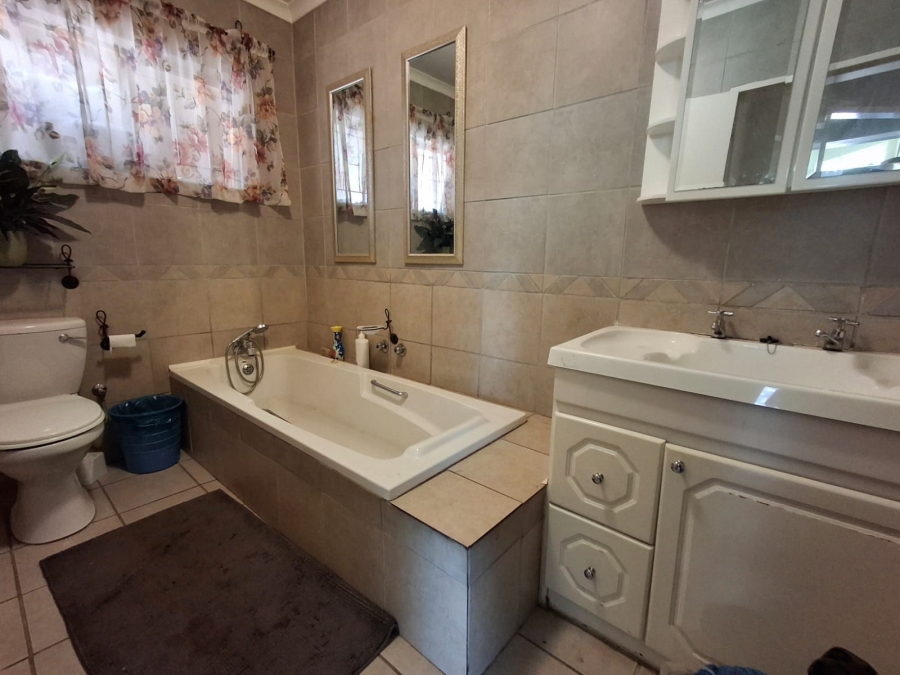 4 Bedroom Property for Sale in Tileba Gauteng