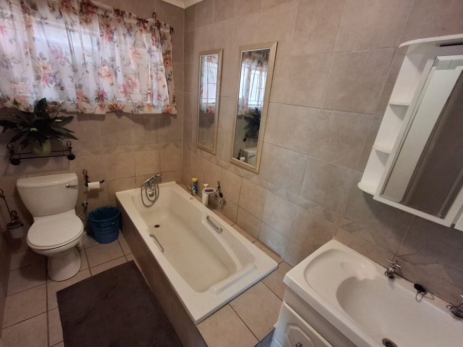 4 Bedroom Property for Sale in Tileba Gauteng