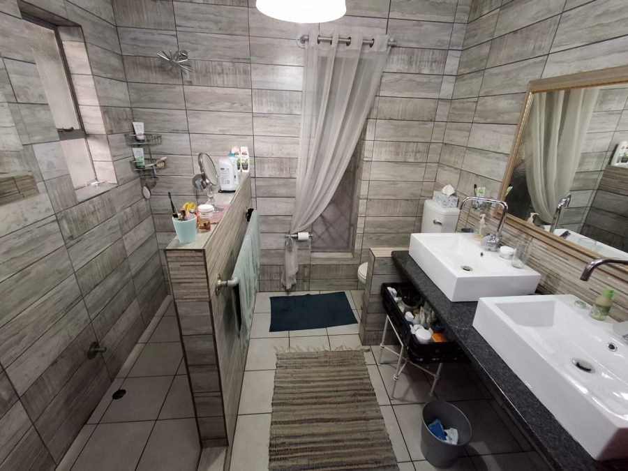 3 Bedroom Property for Sale in Tileba Gauteng