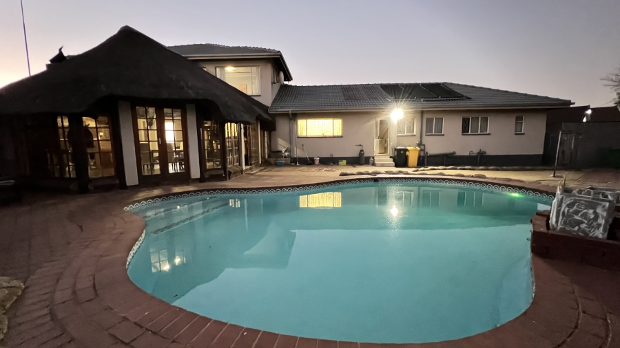 5 Bedroom Property for Sale in Helikonpark Gauteng