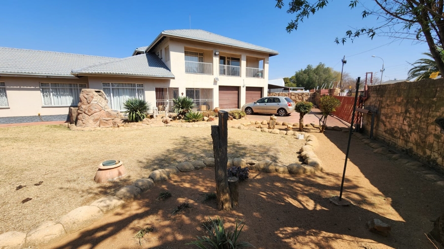 5 Bedroom Property for Sale in Helikonpark Gauteng