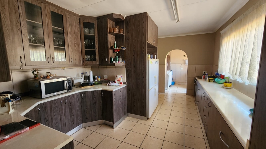 5 Bedroom Property for Sale in Helikonpark Gauteng