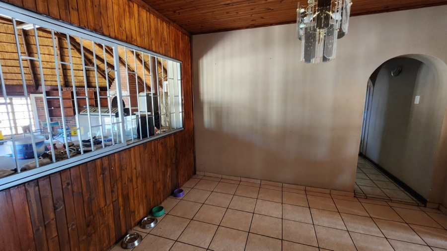 5 Bedroom Property for Sale in Helikonpark Gauteng