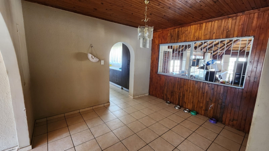 5 Bedroom Property for Sale in Helikonpark Gauteng