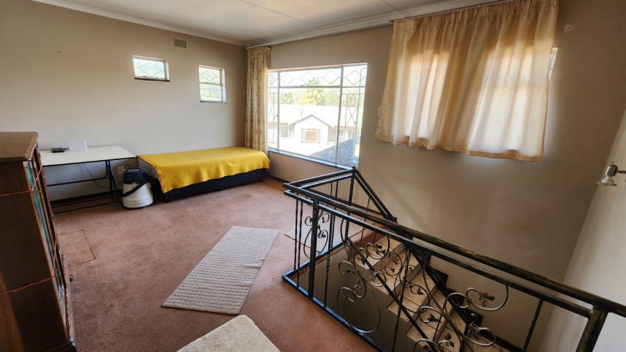 5 Bedroom Property for Sale in Helikonpark Gauteng