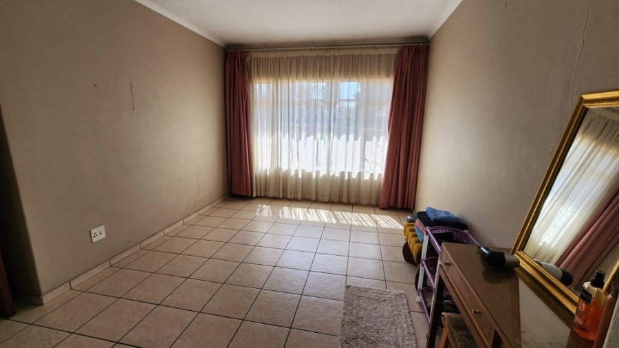 5 Bedroom Property for Sale in Helikonpark Gauteng