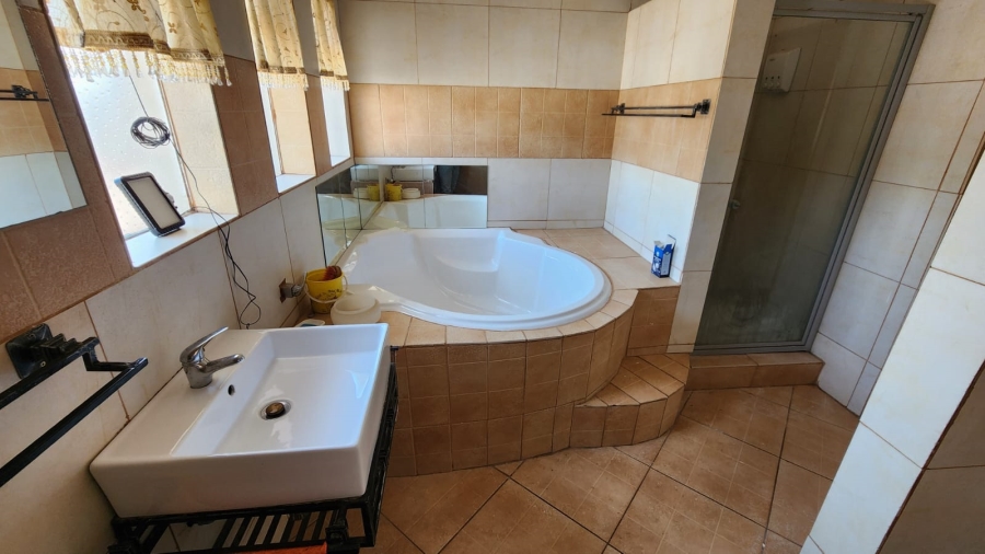 5 Bedroom Property for Sale in Helikonpark Gauteng