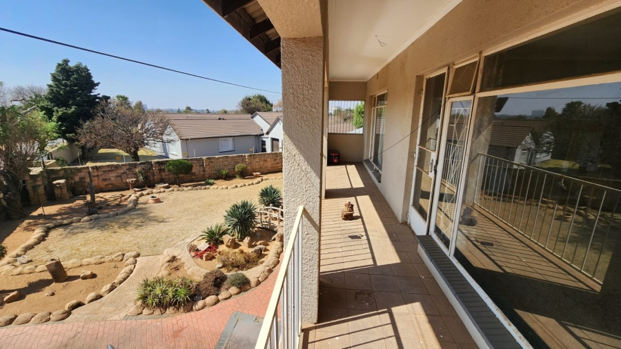 5 Bedroom Property for Sale in Helikonpark Gauteng