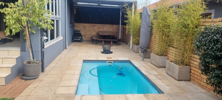 3 Bedroom Property for Sale in Monavoni Gauteng