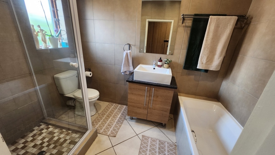 3 Bedroom Property for Sale in Monavoni Gauteng
