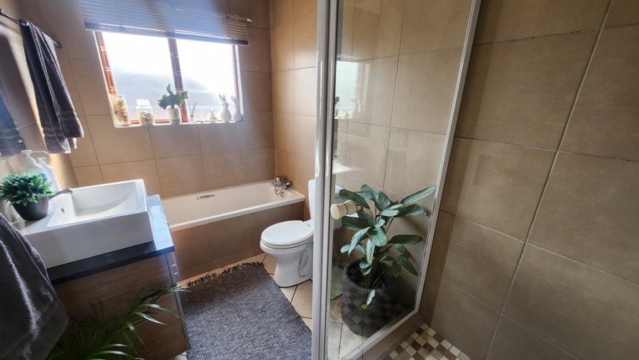 3 Bedroom Property for Sale in Monavoni Gauteng