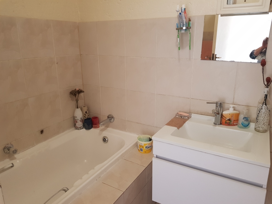 2 Bedroom Property for Sale in Mondeor Gauteng