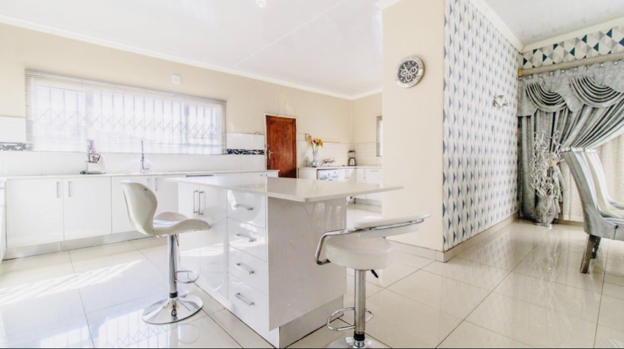 3 Bedroom Property for Sale in Linmeyer Gauteng