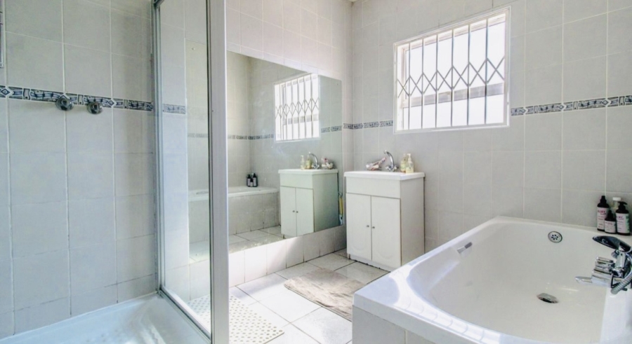 3 Bedroom Property for Sale in Linmeyer Gauteng