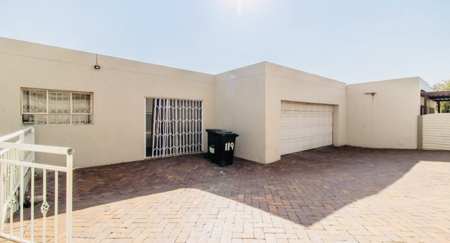 3 Bedroom Property for Sale in Linmeyer Gauteng