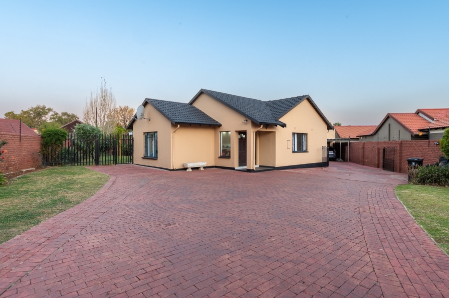 3 Bedroom Property for Sale in Brackendowns Gauteng