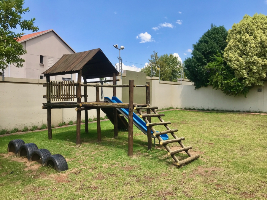 To Let 2 Bedroom Property for Rent in Broadacres Gauteng