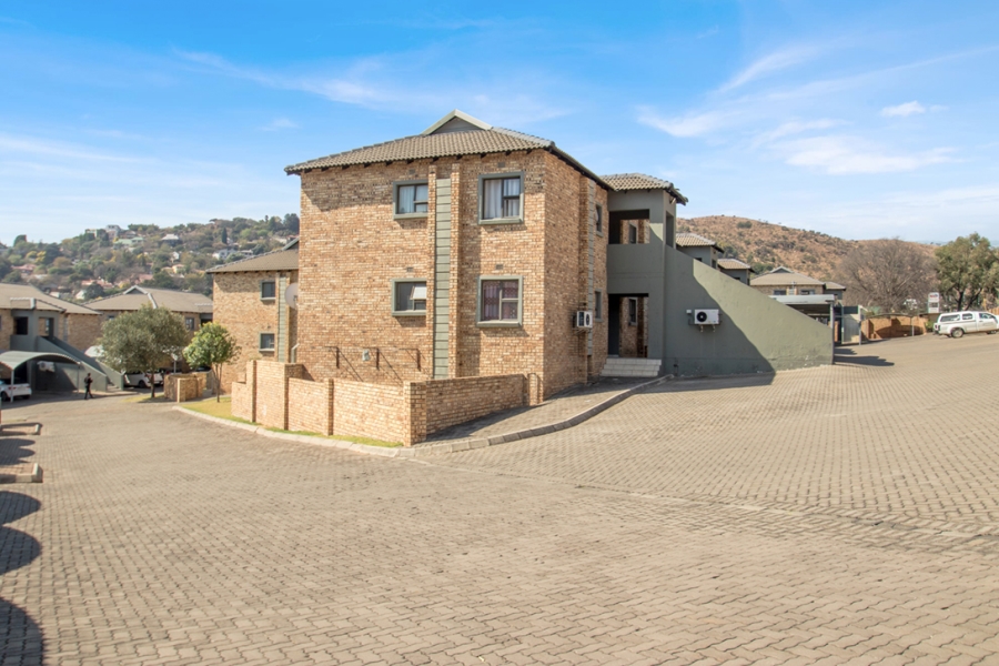 2 Bedroom Property for Sale in Helderkruin Gauteng