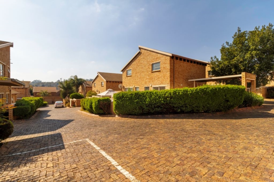 3 Bedroom Property for Sale in Wilgeheuwel Gauteng