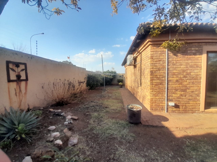 To Let 3 Bedroom Property for Rent in Kookrus Gauteng