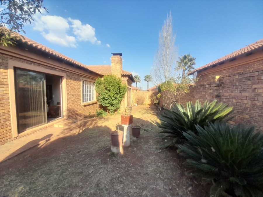 To Let 3 Bedroom Property for Rent in Kookrus Gauteng