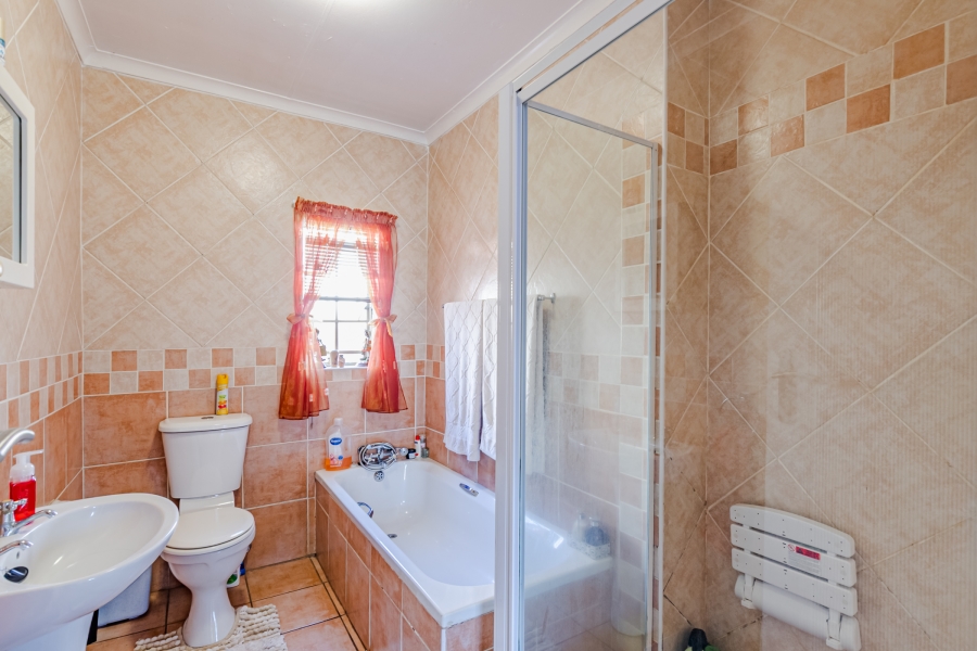 2 Bedroom Property for Sale in Faerie Glen Gauteng