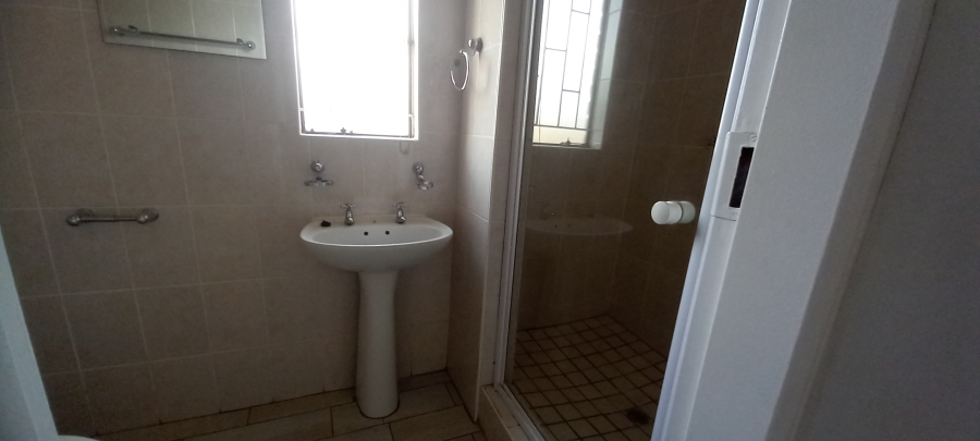 To Let 3 Bedroom Property for Rent in Kenmare Gauteng
