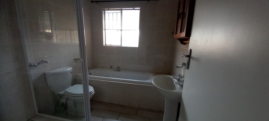 To Let 3 Bedroom Property for Rent in Kenmare Gauteng