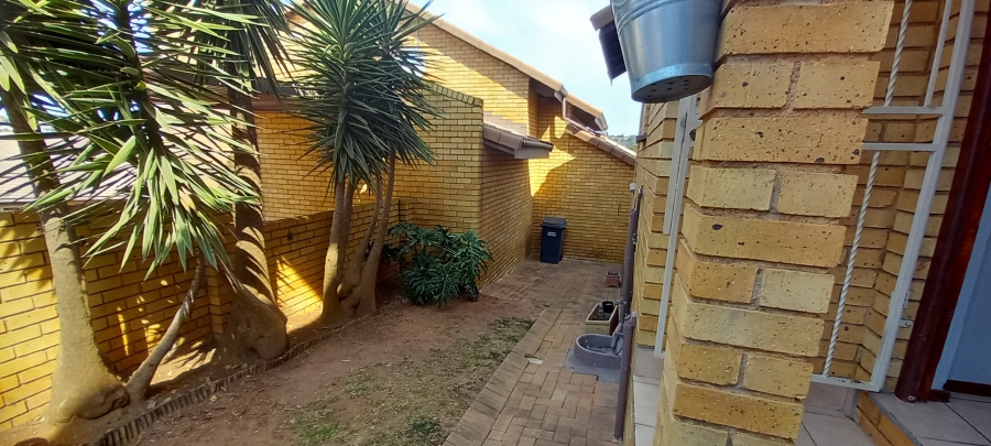 To Let 3 Bedroom Property for Rent in Kenmare Gauteng