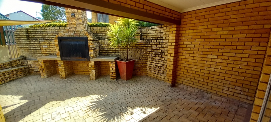 To Let 3 Bedroom Property for Rent in Kenmare Gauteng