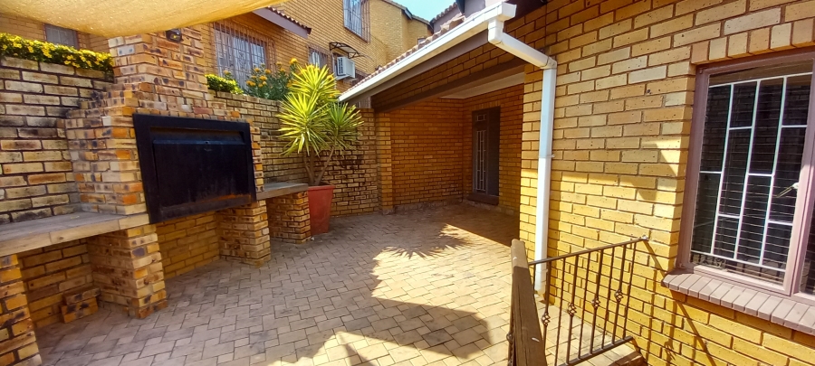 To Let 3 Bedroom Property for Rent in Kenmare Gauteng