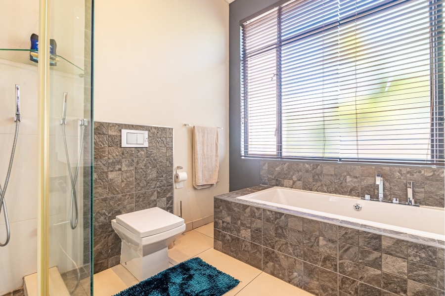 5 Bedroom Property for Sale in Waterfall Country Estate Gauteng