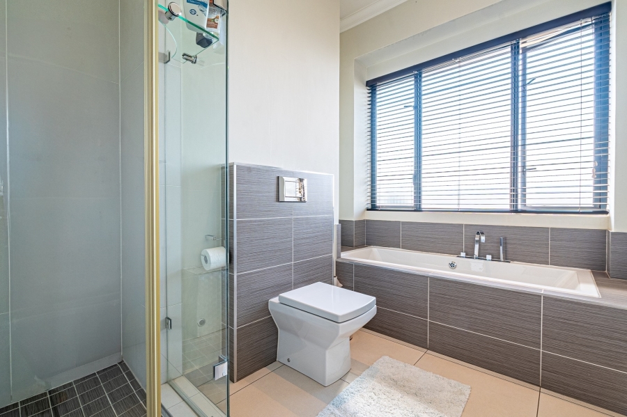 5 Bedroom Property for Sale in Waterfall Country Estate Gauteng