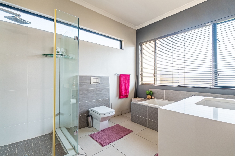 5 Bedroom Property for Sale in Waterfall Country Estate Gauteng