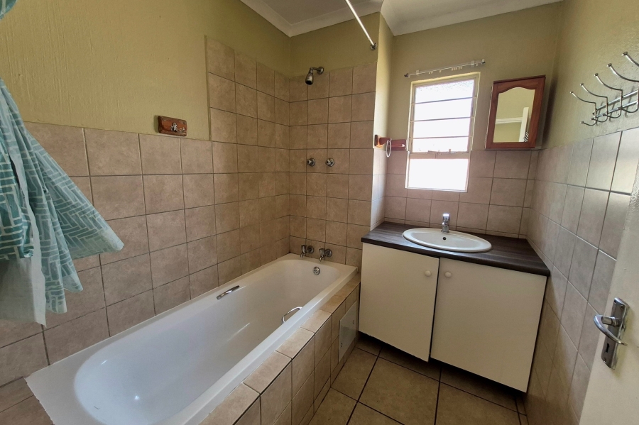 3 Bedroom Property for Sale in Die Hoewes Gauteng
